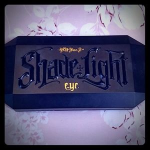 NWT KAT VON D SHADE & LIGHT EYE QUAD!!